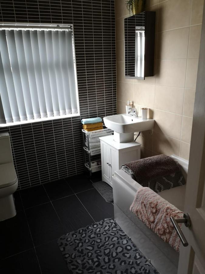 A Home Away From Home Now With Netflix And Ps4 Blackpool Bagian luar foto
