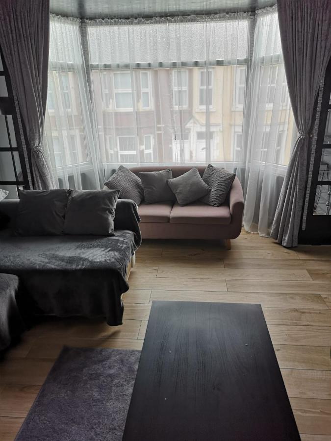 A Home Away From Home Now With Netflix And Ps4 Blackpool Bagian luar foto